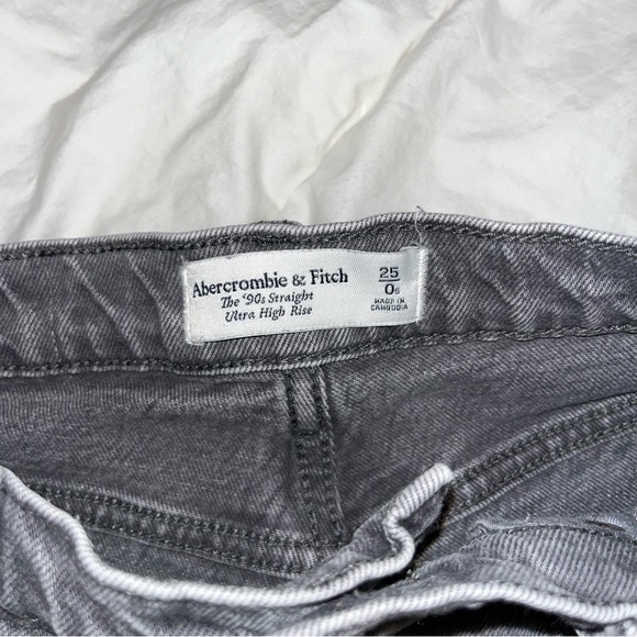Abercrombie and Fitch Ultra High Rise 90s Straight Jean - Picture 6 of 7
